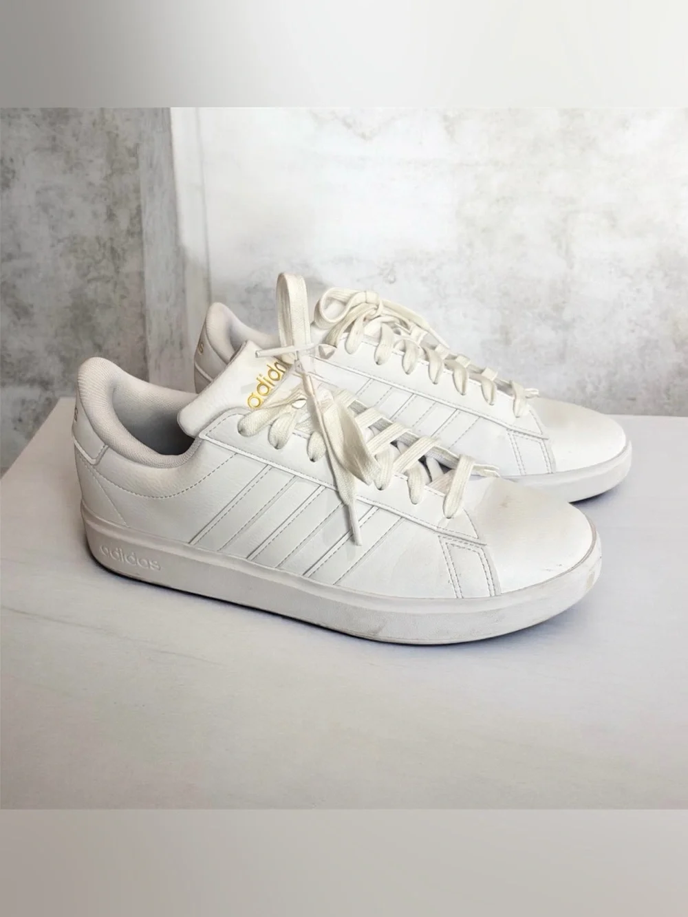 adidas Women’s Cream/White Low-Top Sneakers with Gold Logo Sz 9